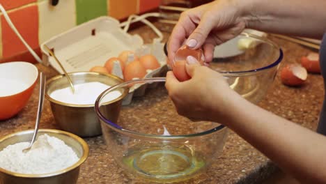 separando las claras de huevo de las yemas para la mezcla para pasteles