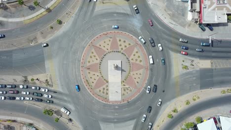 vista de un avión no tripulado volando todavía sobre un monumento del ex presidente mexicano francisco zarco en el medio de una rotonda en la ciudad de mexicali