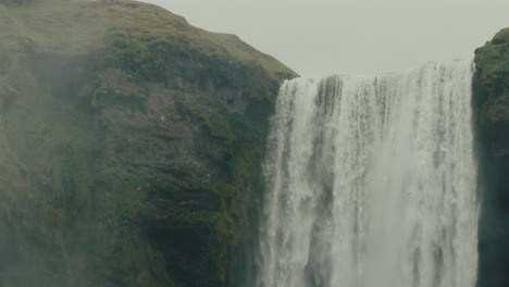 Belleza-Escénica-Mientras-Skógafoss-Cae-En-Cascada-Sobre-Antiguos-Acantilados,-Islandia