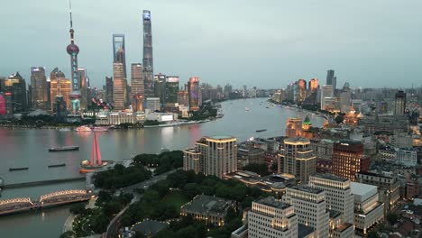 Huangpu-Fluss-An-Einem-Bewölkten,-Bewölkten-Tag-Mit-Lichtern-Der-Skyline-Von-Shanghai,-Die-Sich-Im-Wasser-Spiegeln