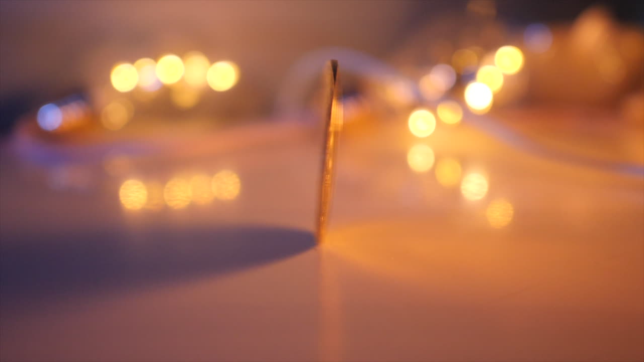 테이블 위에서 회전하는 비트코인