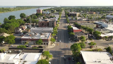 Drone-Aéreo-Suave-Siguiendo-A-Biddle-Ave,-Wyandotte-Michigan,-Estados-Unidos