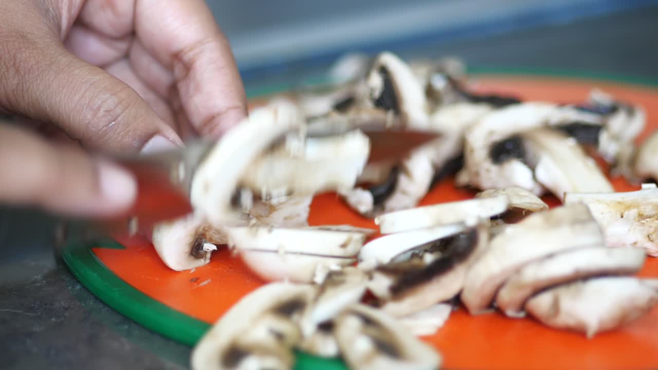 버섯을 잘라내는 것