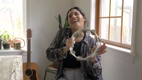 feliz músico puertorriqueño chica tocando la pandereta bailando al ritmo y el ritmo