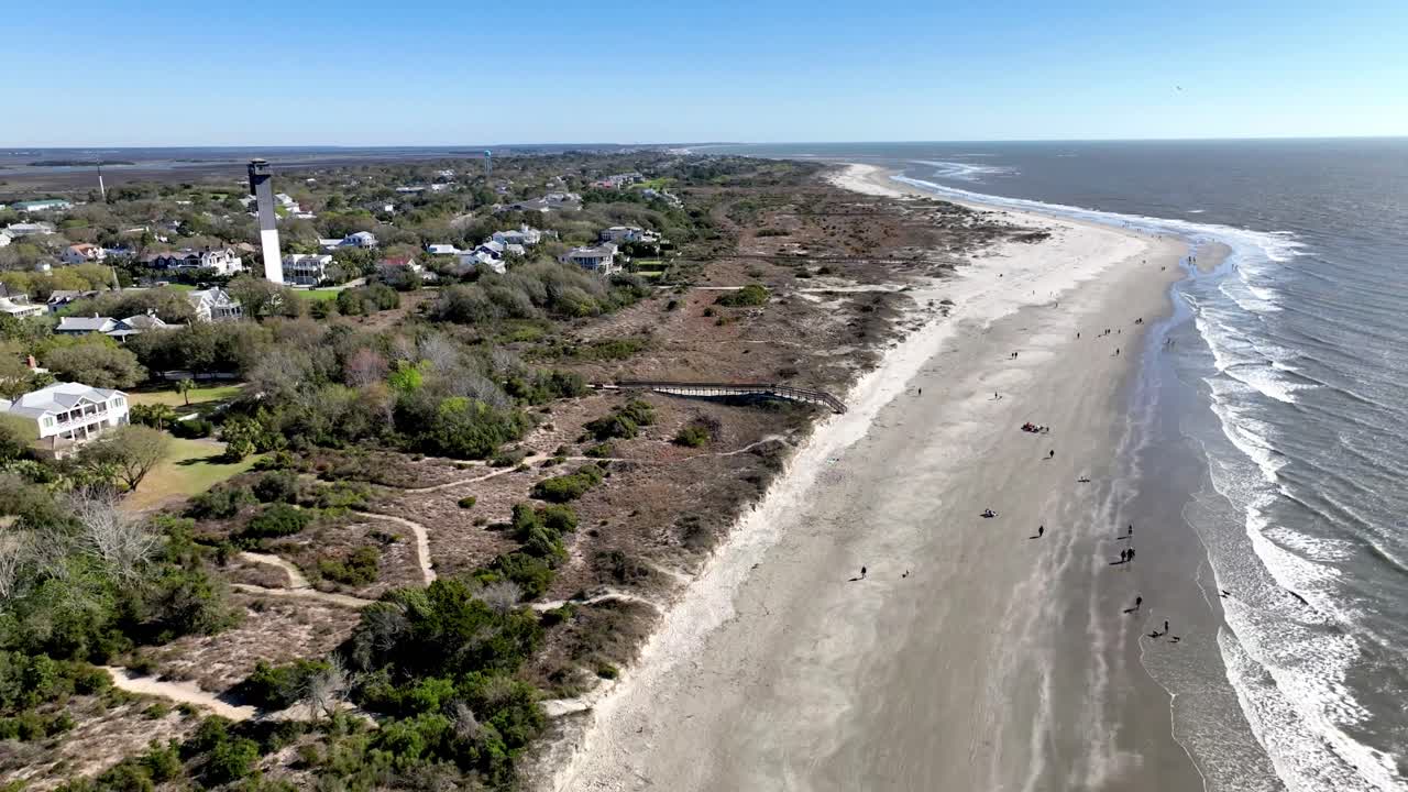 extracción aérea del faro de la isla de sullivan sobre la playa cerca de charleston sc, carolina del sur