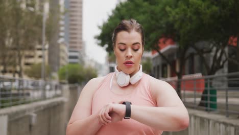 joven mujer caucásica usando su reloj digital