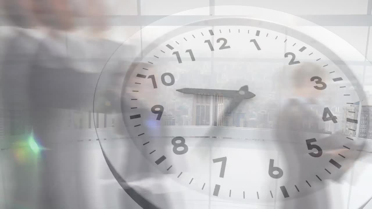 animación del reloj de tic-tac contra el lapso de tiempo de los empresarios que caminan en la oficina