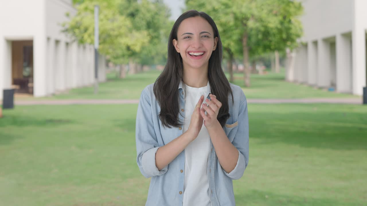 행복한 인디언 소녀가 박수를 치고 감사를 표합니다.
