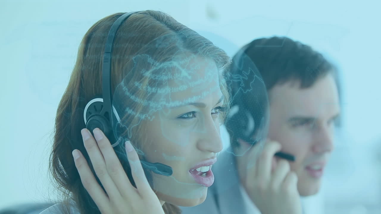 animación del globo sobre hombres de negocios caucásicos usando auriculares de teléfono