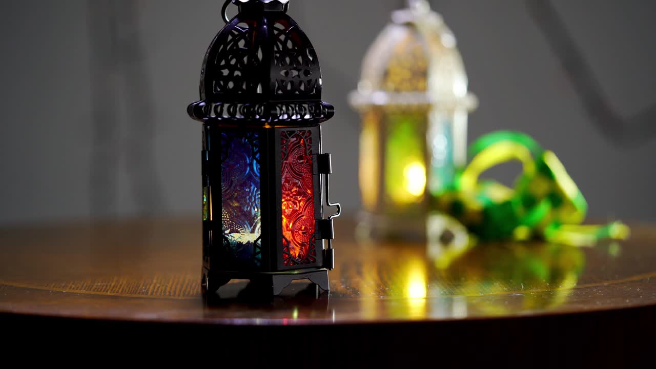 리본 ketupat와 함께 아라비아 랜턴