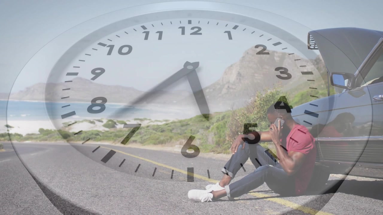 Hombre sentado junto a un coche, usando el teléfono con una superposición de manecillas de reloj girando sobre él, simbolizando la espera de un viaje.