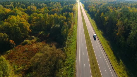 Landstraße-Im-Herbstwald.-Luftlandschaft-Des-Autobahnwaldes