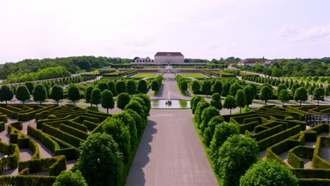 Fuente-De-Agua-Y-Setos-De-árboles-En-El-Jardín-Barroco-De-Schloss-Hof-En-Austria