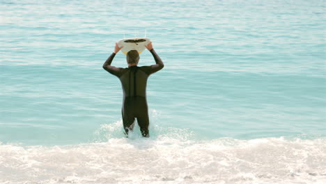 Älterer-Mann-Mit-Surfbrett-Läuft-Im-Wasser