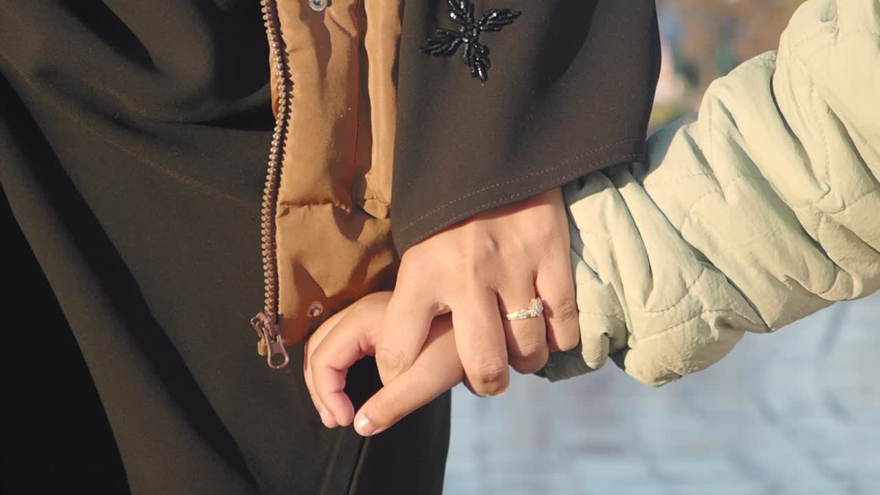 엄마와 아이가 손을 잡고