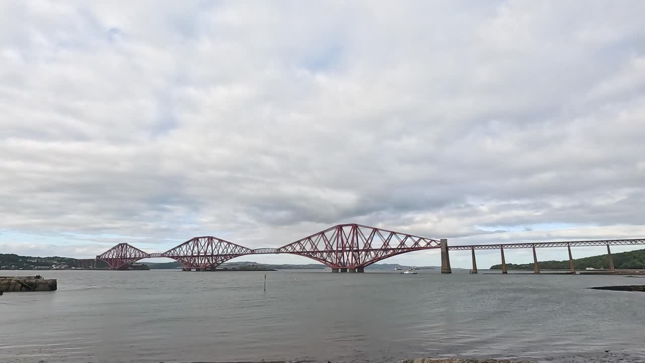 상징적 인 포스 브리지 를 보기 위해 계단 을 내려가는 것