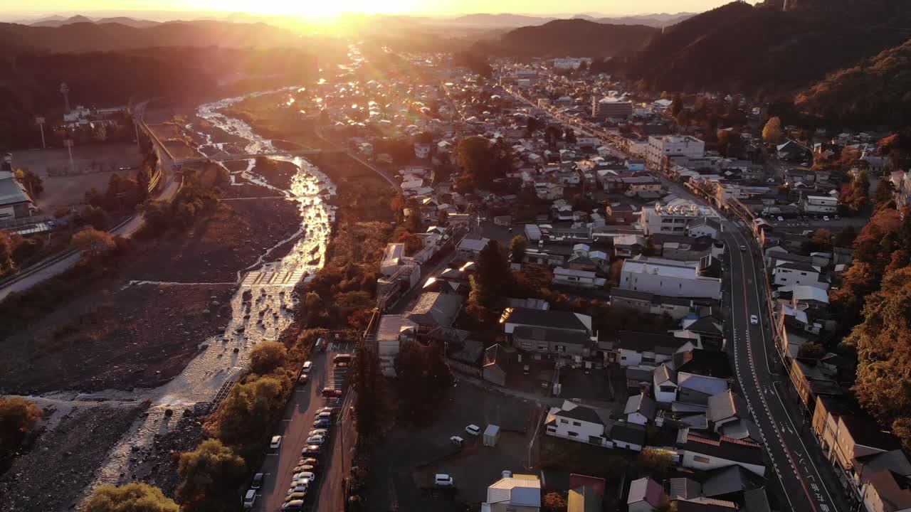 hermoso vuelo de drones temprano en la mañana sobre la ciudad de nikko en japón