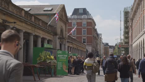 Stores-In-Covent-Garden-Market-With-Tourists-In-London-UK-2