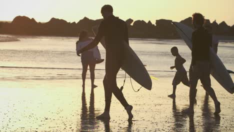 Los-surfistas-caminan-hacia-el-mar