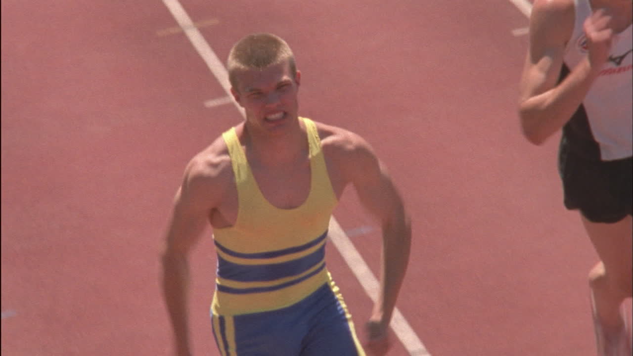 un atleta termina la primera pista de atletismo