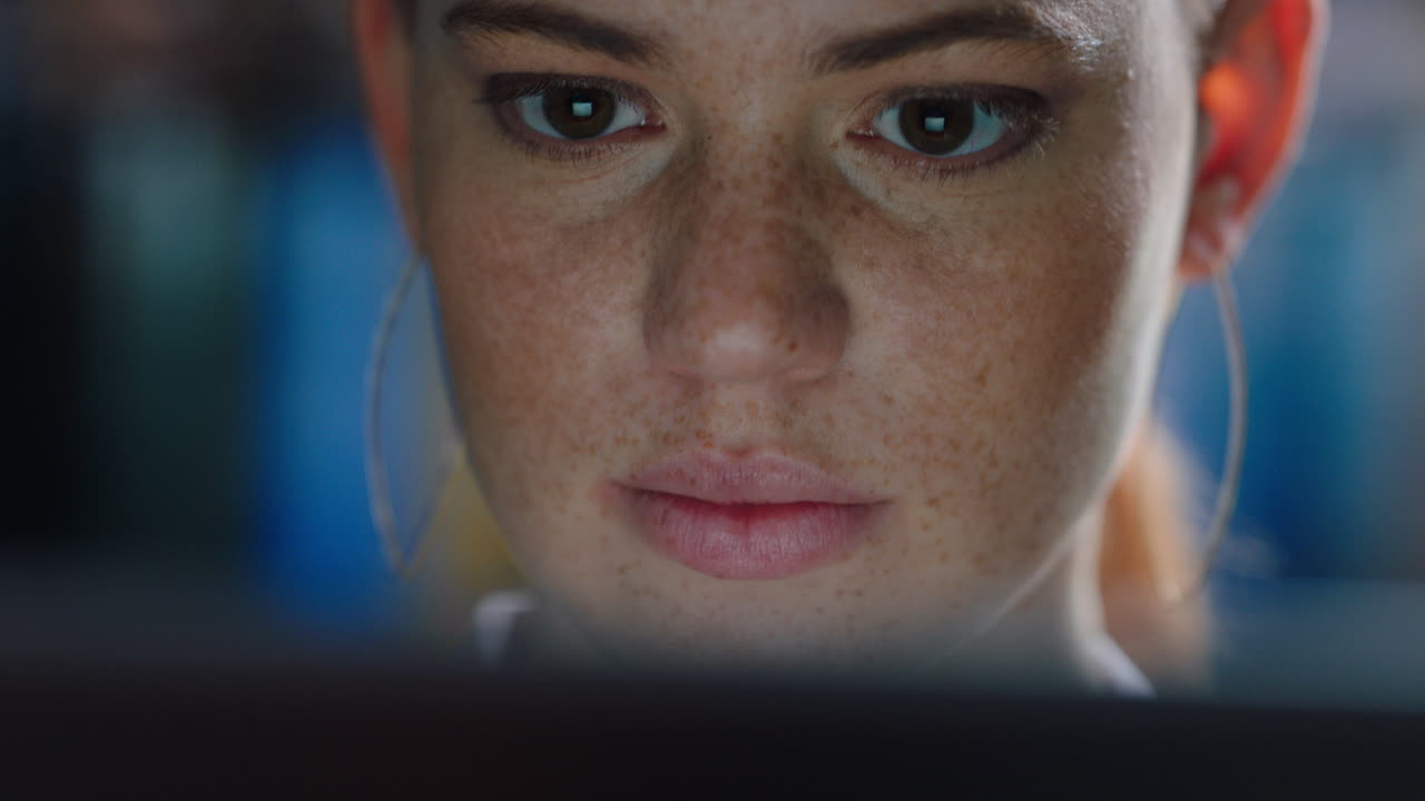 retrato de cerca de una mujer hermosa usando una tableta navegando por internet mirando la pantalla trabajando hasta tarde