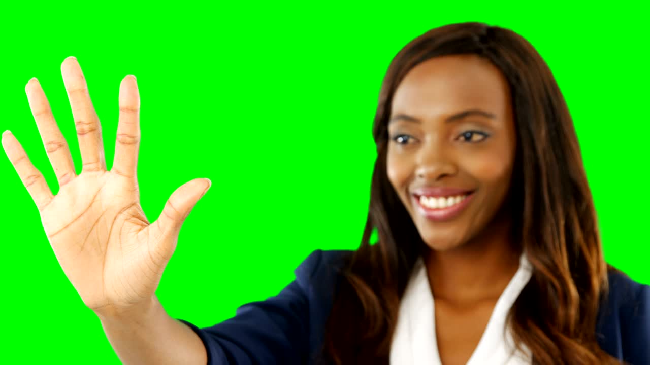 mujer fingiendo usar una pantalla invisible 4k