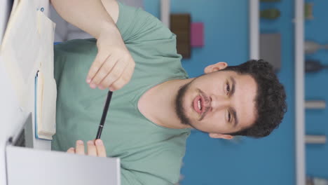vídeo vertical de un estudiante hablando a la cámara.