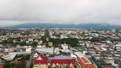 hermosa chiang mai, tailandia es visible por una majestuosa vista de dron hacia atrás