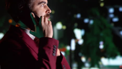 Un-Hombre-Responde-Una-Llamada-Telefónica-Durante-Un-Paseo-Nocturno