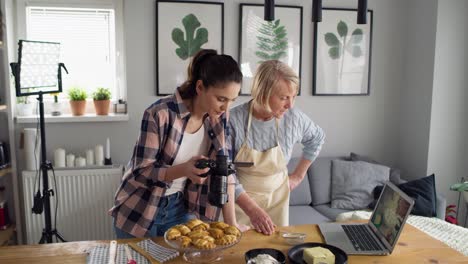 Video,-In-Dem-Einer-älteren-Frau-Beigebracht-Wird,-Wie-Man-Einen-Videoblog-Filmt