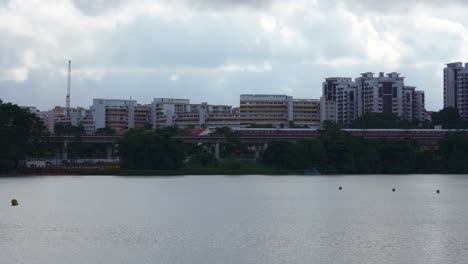 Tren-En-Línea-Elevada-Acercándose-A-La-Estación-MRT-Junto-Al-Lago,-Jurong-East,-Singapur