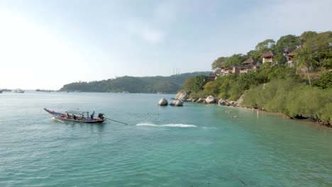 Touristen-Auf-Bootsausflügen-Strahlen-Spannung-Aus,-Wenn-Sie-Sich-Auf-Ein-Maritimes-Abenteuer-Begeben