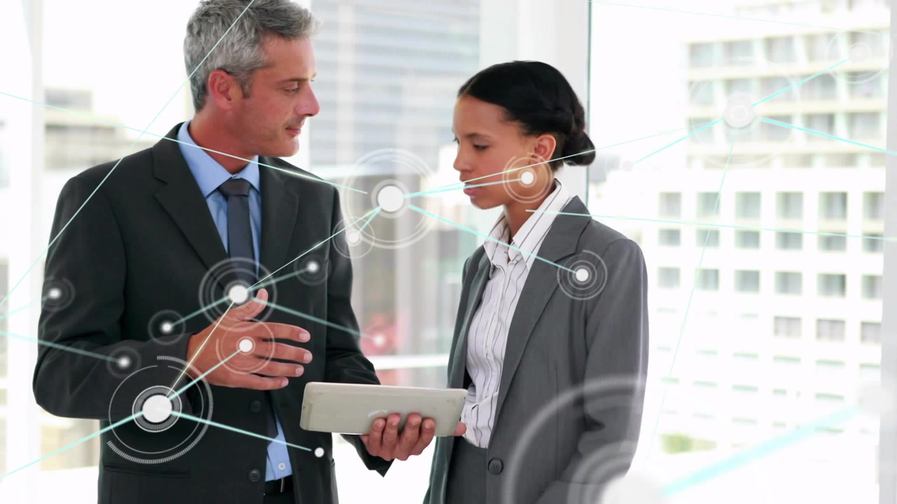 Mentor apontando para o tablet enquanto o mentorado toca na tela para análise de negócios, com uma rede de informações sobrepondo os temas.