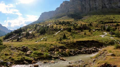 Vista-Panorámica-De-Las-Cascadas-Creadas-Por-La-Lluvia-En-El-Parque-De-Ordesa-Y-Monte-Perdido-En-Los-Pirineos,-España