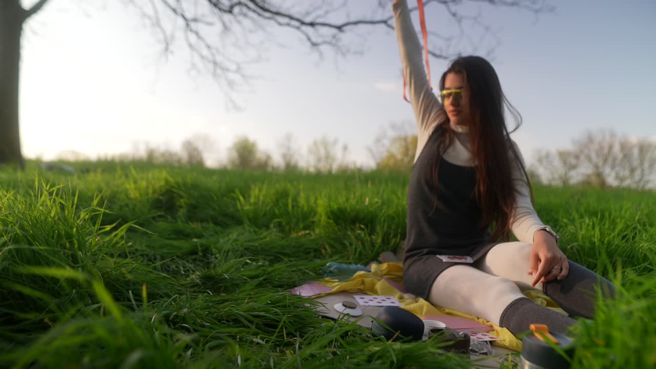 mujer jugando a las cartas al aire libre