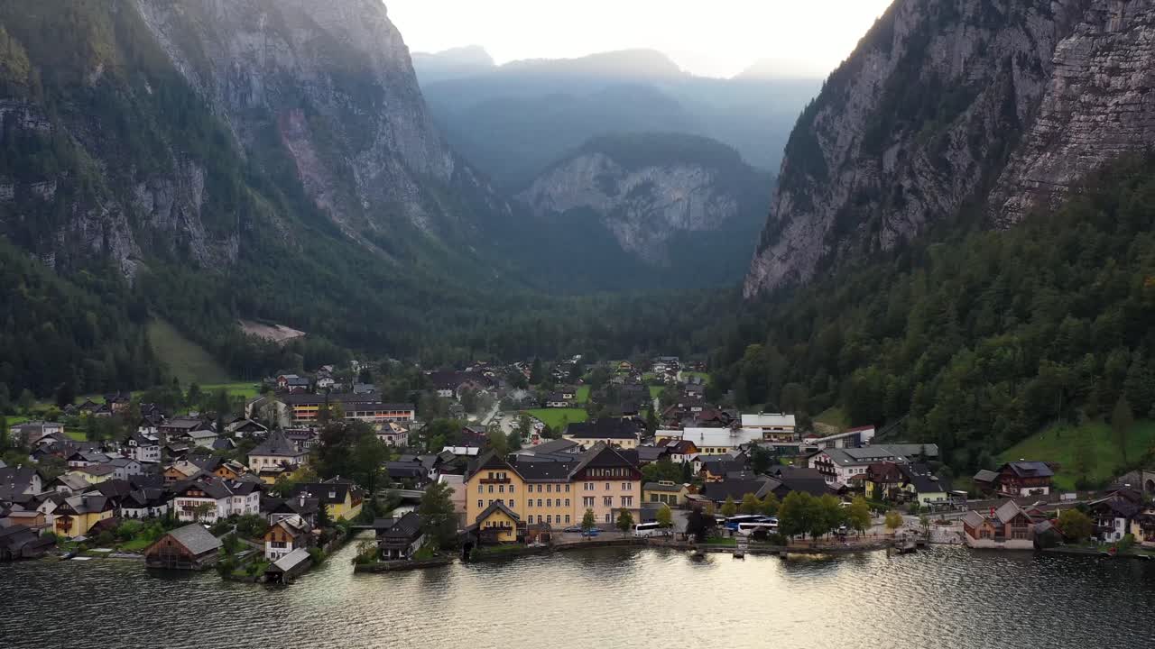 Ilmakuva Itävallan vuoristokylästä Hallstattista ja Hallstatt-järvestä.