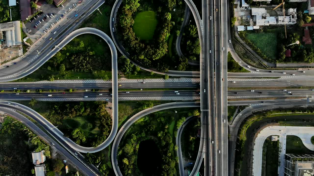 고속도로 위쪽 전망, 도로 교통 중요한 인프라