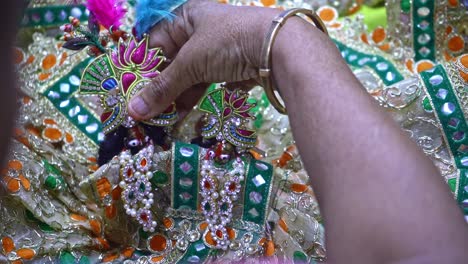 hand decorating bal gopal idol