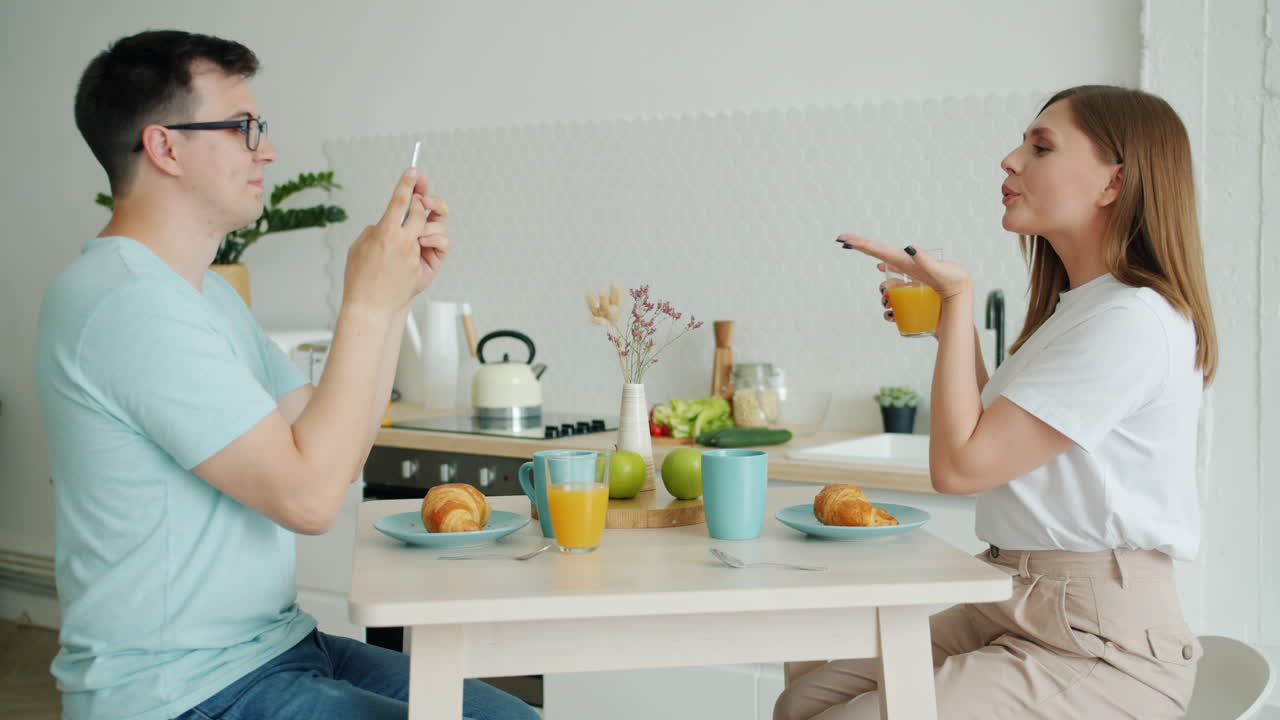 함께 아침 식사를 즐기는 부부