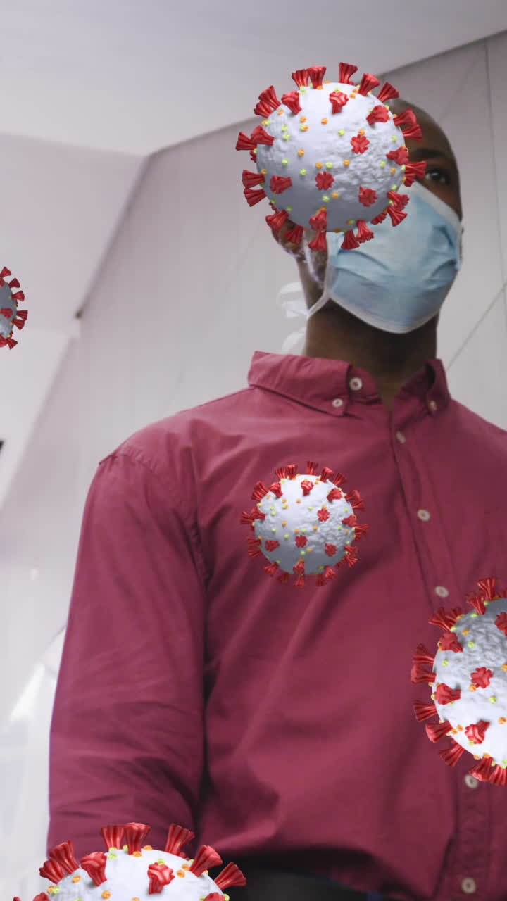 células de covid-19 flotando contra un hombre mayor afroamericano que usa una máscara facial usando una escalera mecánica