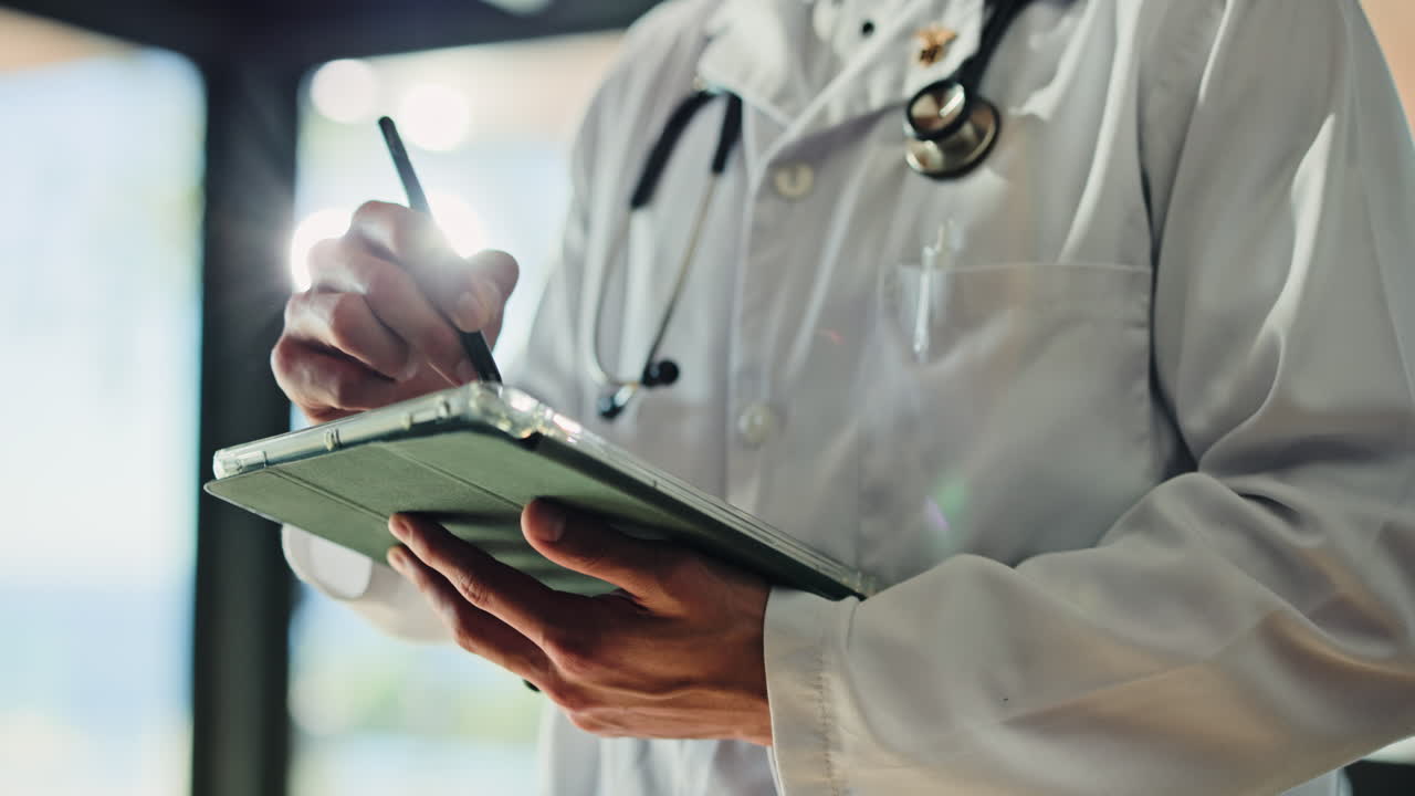 Doctor usando tableta