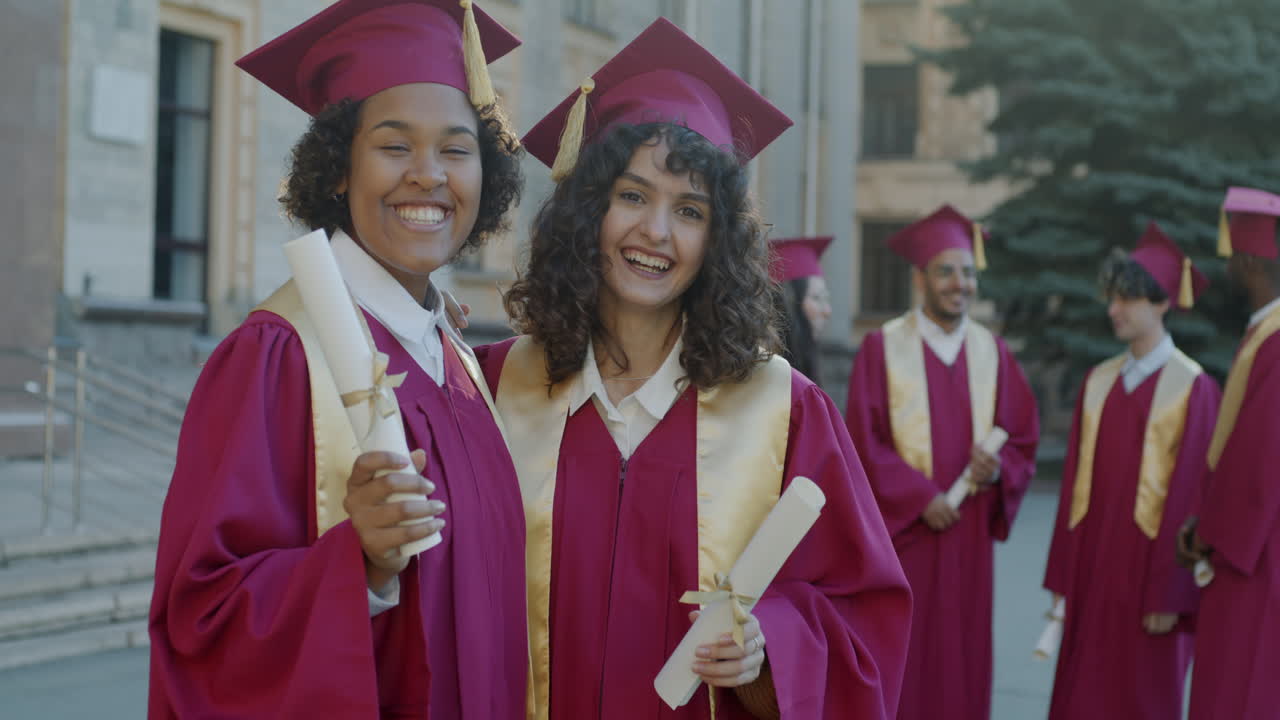 felices graduados celebrando el día de la graduación