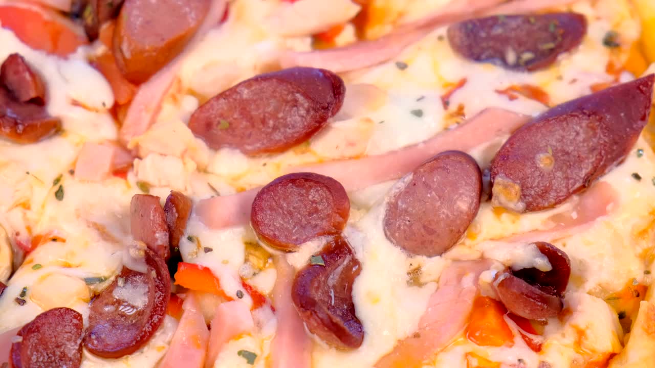 피자, 담배 소시지, 햄, 치즈