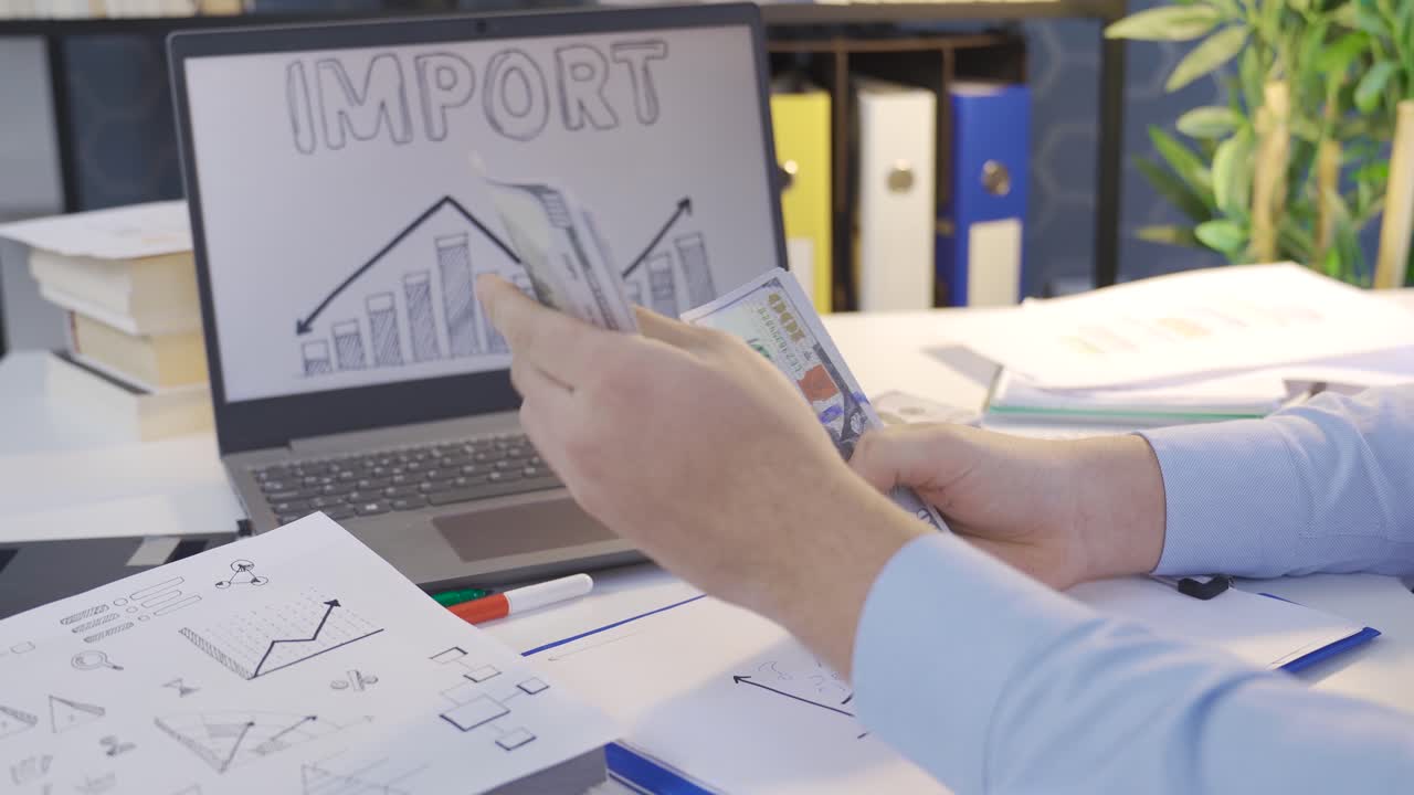 수입업자가 수익 차트를 보고 돈을 세고 있습니다.