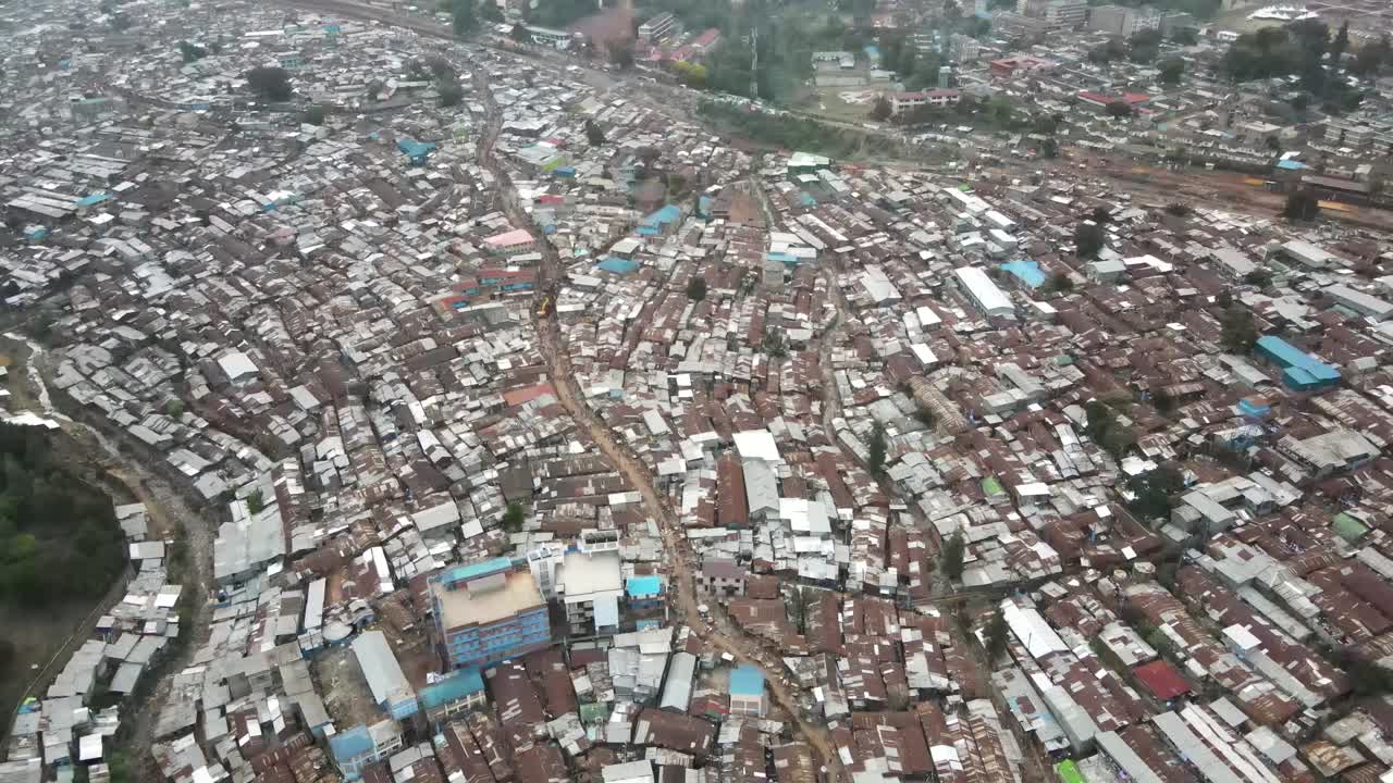 vista aérea de los barrios marginales de kibera, barrio de vivienda pobre de nairobi, kenia