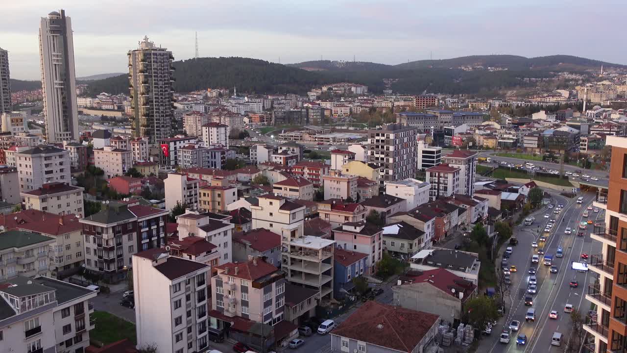vista aérea de un horizonte de la ciudad con edificios y tráfico