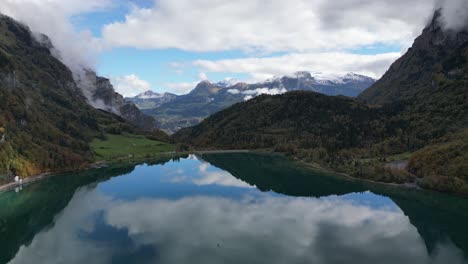 disparo estático de un lago de cristal rodeado de colinas y bosques