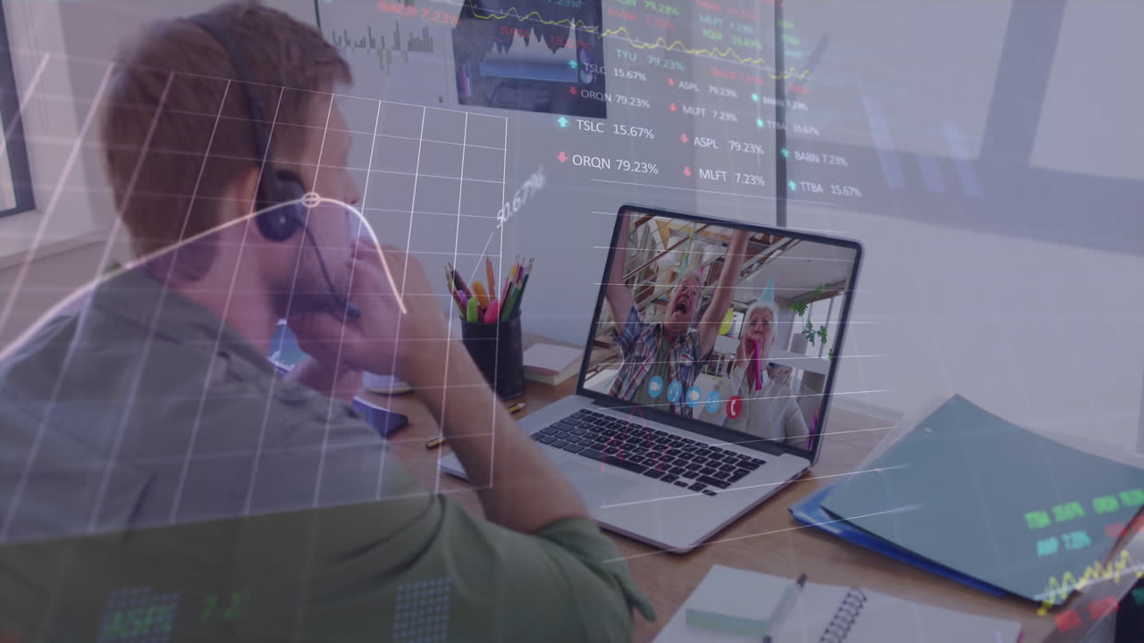 animación del procesamiento de datos financieros sobre el hombre usando computadora portátil en videollamada
