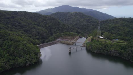 vista aérea de la presa de cobre, lago morris con bosque verde en las montañas en un día nublado
