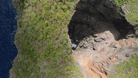 vista hacia abajo de la cueva en la parte superior del parque nacional cabo cabron en samaná, república dominicana - toma de avión no tripulado